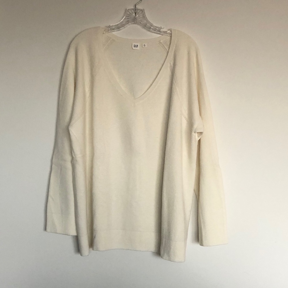 Gap Vneck cream colored sweater